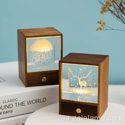 Luz de madera encantada con esfera de cristal